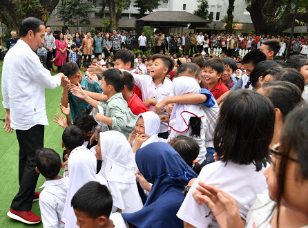 Presiden Ajak Anak-Anak Bermain dan Bernyanyi di Istana