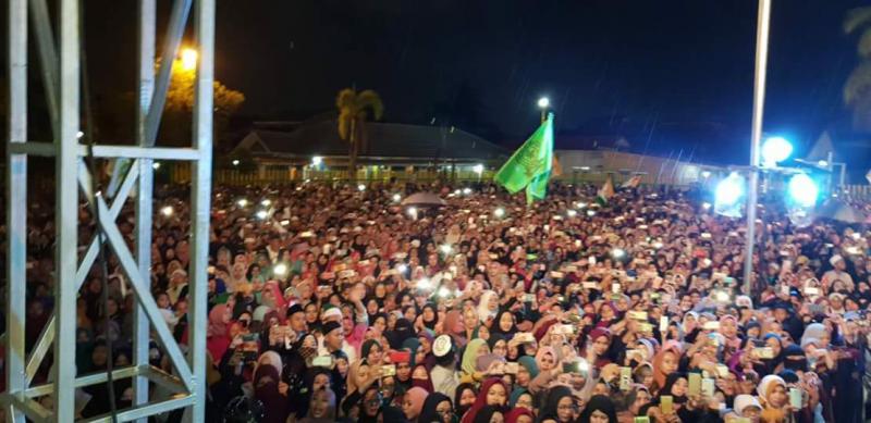 Diguyur Hujan Lebat Puluhan Ribu Warga Pontianak Setia Dengarkan Ceramah Ustadz Abdul Somad
