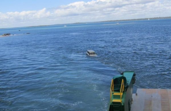 Mobil Muat Pisang Nyemplung Laut dari KMP Mufidah di Pelabuhan Merak