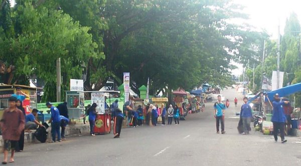 Awali Tahun Baru, Jamaah Ahmadiyah Lampung “Serbu” Tugu Adipura