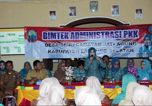 Ketua PKK Lamsel Winarni Buka Bimtek Administrasi