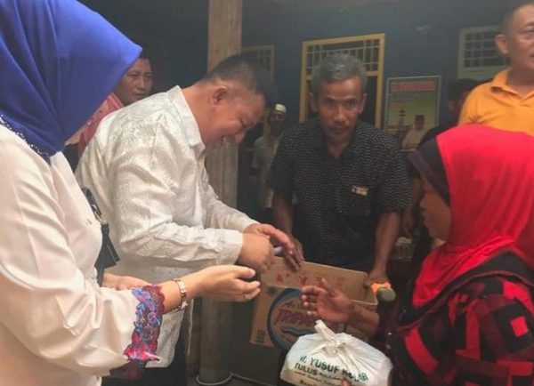Yusuf Kohar Berbagi Gula dan Minyak Goreng “Ini Bebas APBD, Insya Allah Halal”