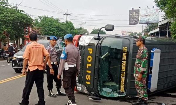 Pindahkan 10 Tahanan Narkoba Mobil Tahti Polres Tulung Agung Terbalik