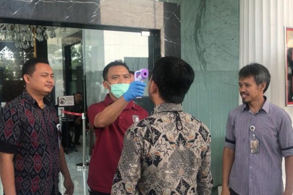 Istana Perketat Corona, Menteri Bertemu Presiden Dites Suhu