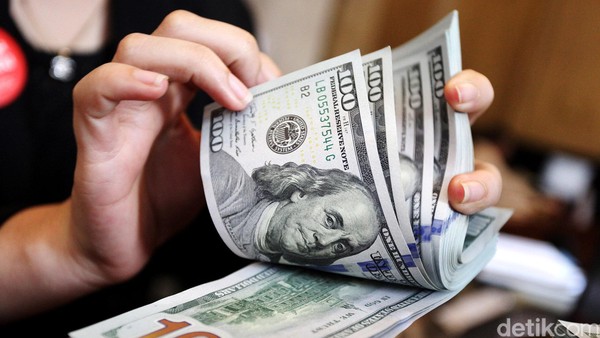 Rupiah Terpuruk, Dolar Naik di Angka Rp16 Ribu?