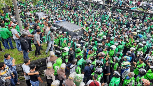 Masa Ojol Bersitegang Dengan Kelompok Debt Collector di Sleman