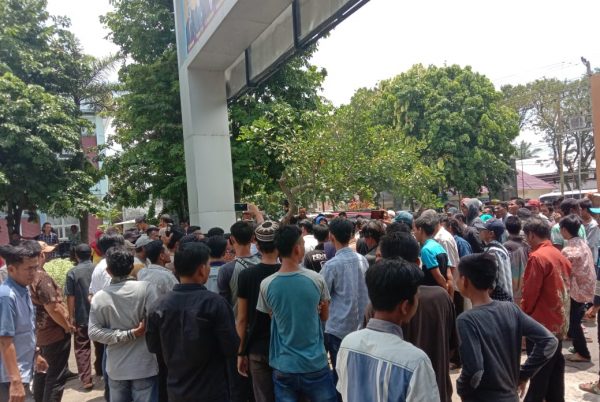 Desak Tunda Pilkades Warga Delapan Desa Kepung DPRD Muba