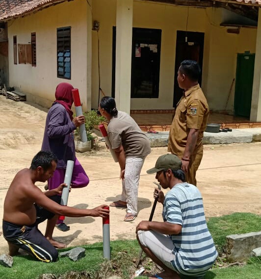 Sertifikat Tanah PTSL Terealisasi, Warga Kampung Srikaton Pasang Patok