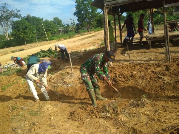 Anggota Koramil 426 Gotong Royong bersama Warga Desa Labuhan Batin