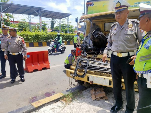 Rem Blong Mobil Box Tambrak Trontor di Tol Reformasi Sopir Tewas Kernet Kritis