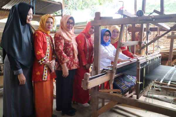 Handjani Kunjungi Kerajinan Tenun Putri