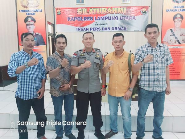 AKBP Bambang Yudho Martono Terima Cinderamata SMSI Lampura