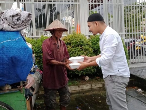 JOIN Makassar Berbagi Makanan di Jum’at Berkah