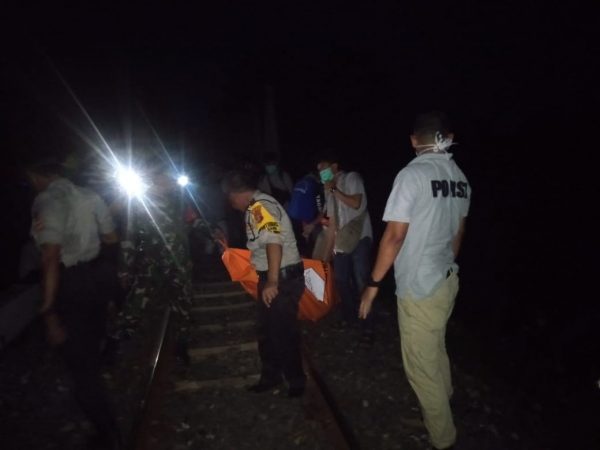 Mayat Baju Kuning Dibawah Jembatan Kereta Api Gegerkan Warga Blambangan Umpu