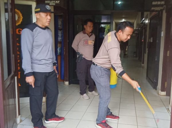 Cegah Virus Covid-19, AKBP Bambang Yudho Martono Semprot Mako Polres Lampura