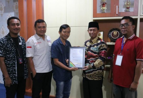 Pasca Bonzaivaganza 2020, Budi Utomo Terima Cinderamata SMSI Lampura