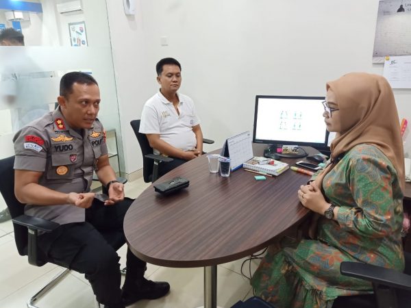 Hambat Covid-19, Kapolres Lampura Imbau Pihak Bank Berikan Disinfektan pada Uang Kertas