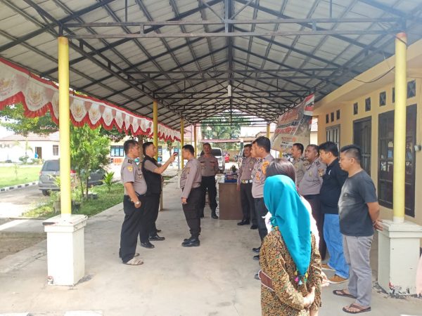 Polres Mesuji Gotong Royong dan Cek Suhu Cegah Penyebaran Corona