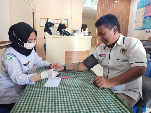 Antisipasi Covid-19 Wartawan PWI Way Kanan Tes Kesehatan Bersama UPT Puskesmas