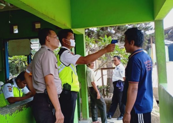 Bhabinkamtibmas Mesuji Dampingi Warga Tes Hand Sanitizer