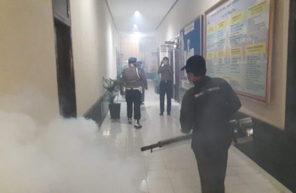 Cegah DBD, Mako dan Asrama Polres Lampung Utara Difogging