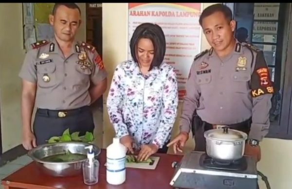 Polsek Bukitkemuning Hadapi Covid-19 dengan Tutorial Buat Antiseptik Sendiri