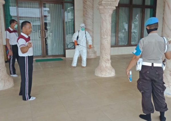 Polres Lampung Utara Semprotkan Desinfektan Rumah Ibadah