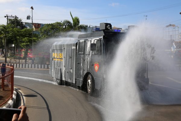 Operasi Aman Nusa II, Watercanon Polres Lampura Semprotkan Disinfektan di Jalan Protokol