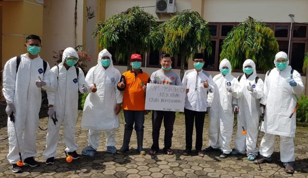 Manfaatkan Hari Libur, Dinas TPHP Muba Semprot Disinfektan di Ruang Kerja