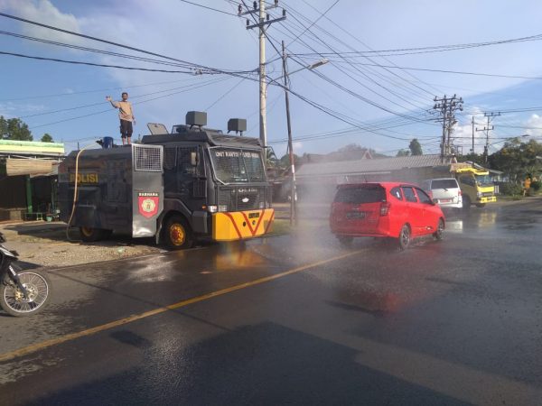 Waspada Corona, BPBD dan Polres Muba Semprot Disinfektan Jalan Protokol