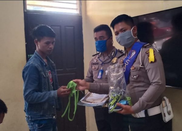 Lantas Polres Mesuji Bagikan Masker Kepada Pembuat SIM Yang Datang