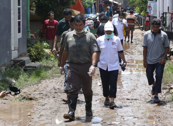 Rycko Menoza Datang dan Kirim Bantuan Korban Banjir Bandang di Keteguhan