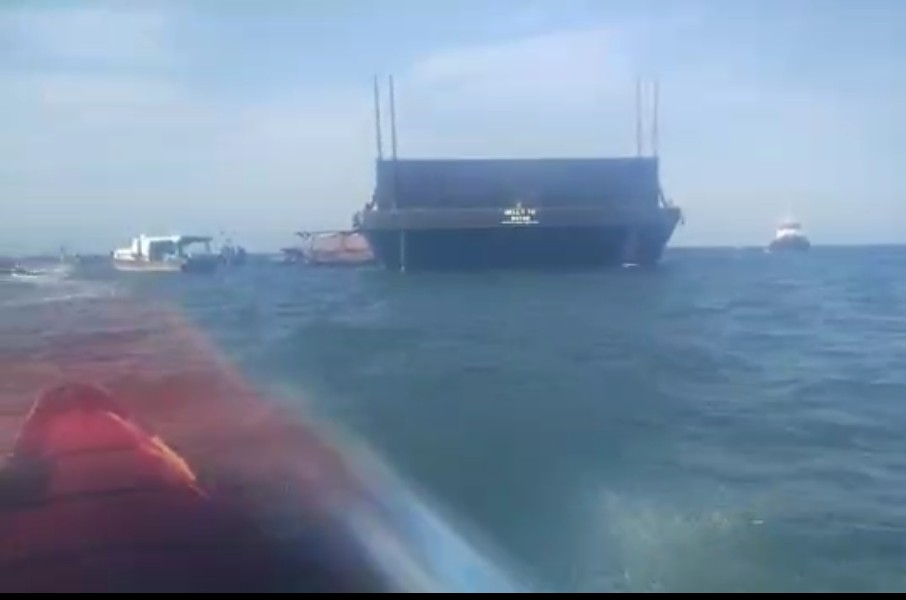 Kapal Tongkang PT 555 Kembali Keruk Pasir di Pulau Sekopong Nelayan Labuhan “Geram”