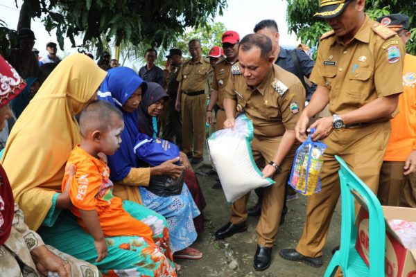 Nanang Ermanto Berikan Bantuan Kepada Korban Puting Beliung