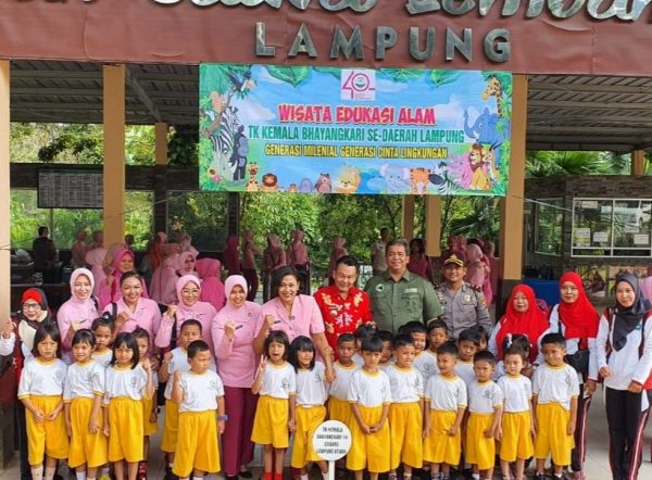 Ketua Bhayangkari Polda Lampung Sarie Purwadi Edukasi TK Kemala Wisata Sehat di Lembah Hijau