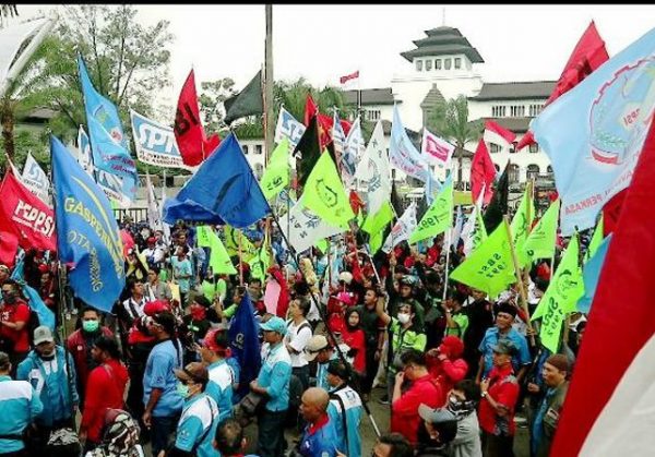 Buruh Jabar Demo Tolak Omnibus Law di Gedung Sate