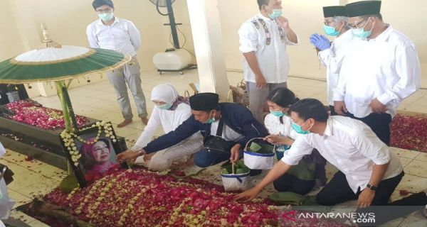 Jokowi Pulang, Ratusan Pelayat Datangi Makam Sudjiatmi Notomiharjo