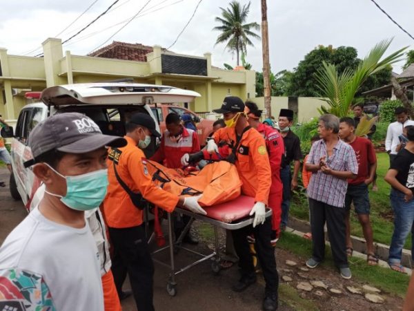Bocah Hanyut Saat Bermain Hujan Ditemukan Tersangkut di Pintu Air