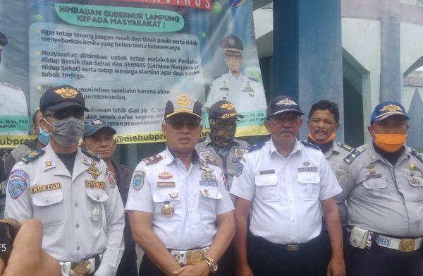 Dishub Lampura Periksa Kendaraan Penumpang Luar Wilayah, Petugas Puskes Takpunya APD dan Alat Pemeriksa Suhu Tubuh