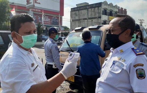 Cegah Korona Dishub Lamsel Sterilisasi Angkutan Umum di Jalan Raya Natar