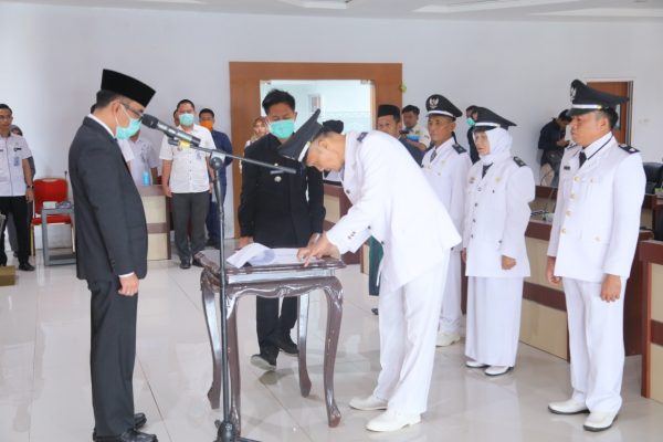 Lantik Empat Pj Kepala Kampung Raden Adipati Surya Ingatkan Pemberdayaan Perangkat Desa dan Pengelolaan Dana Desa