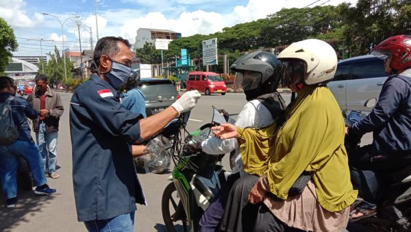 PWI Cilegon Bagikan 1000 Masker Kepada Warga