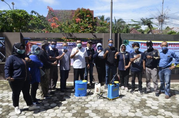PWI Peduli Bagikan Masker dan Hand Sanitizer Lalu Semprot Disinfektan Sarana Ibadah