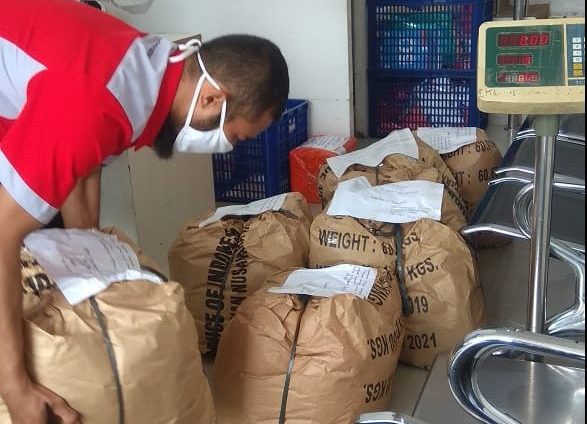 Peduli Pencegahan Covid-19 Posbakum Aisyiyah Lampung Bagikan Bahan Pembuat Masker