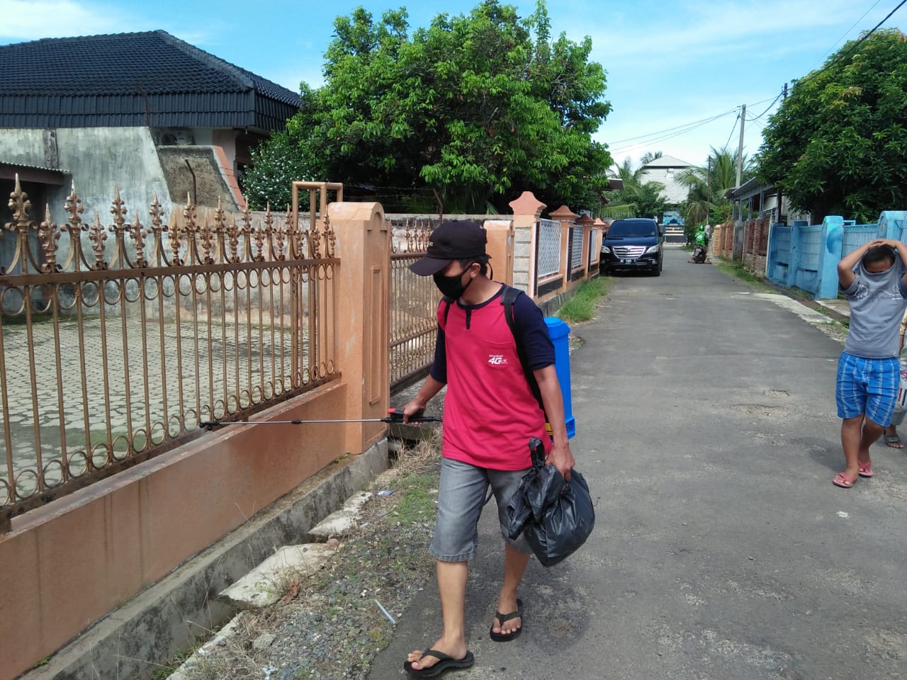 Cegah Covid-19 Ketua RT 08 LK 01 Kelurahan Sepang Jaya Lakukan Penyemprotan Disinfektan Mandiri
