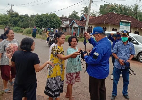 Nasdem Lamtim Semprot Disinfektan Pencegahan Penyebaran Virus Corona di Desa Kedaton Induk