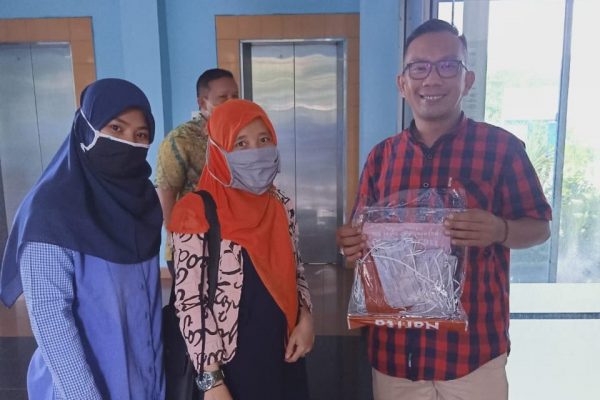 Posbakum Aisyiyah Provinsi Lampung Salurkan Bantuan Bahan Masker ke RRI