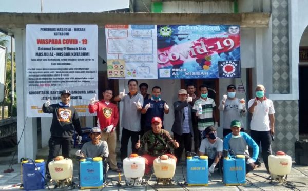 Jamaah Masjid Al-Misbah Kotabumi Inisiatif Bersih Kampung Perangi Corona
