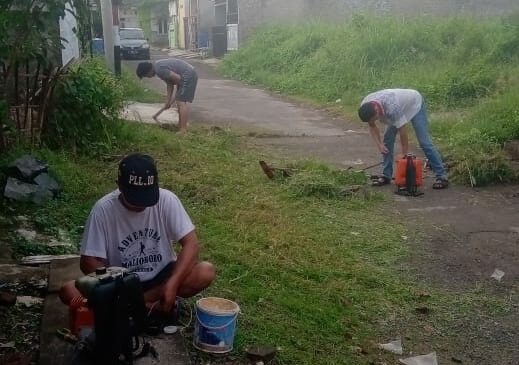 Perangi Covid-19, Warga Perum Taman Nusaraya Kota Serang Lakukan Bersih-bersih