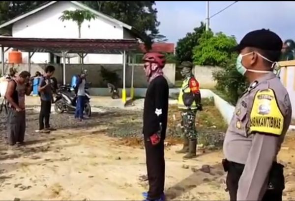 Desa Mekarsari Tanjung Raya Semprot Desinfektan Rumah Warga